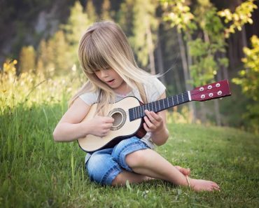 5 Easy Guitar Lessons for Children